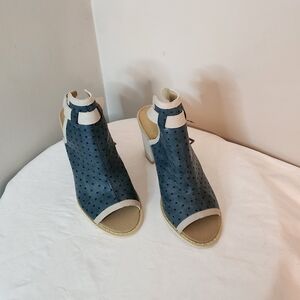 Groove Blue and White Heels with Peep-Toe Design